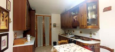 Cucina completa + tavolo con 6 sedie