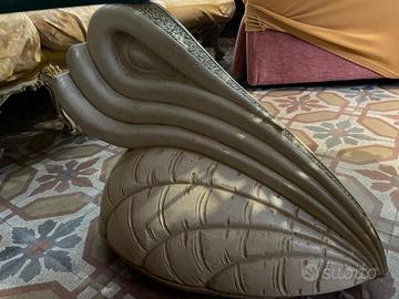 Tavolino da salotto con piano in vetro.