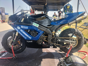 Yamaha R1 pronto pista