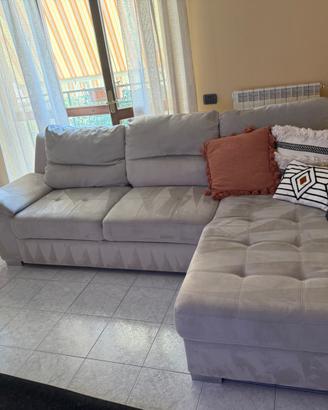Divano angolare in tessuto grigio chiaro