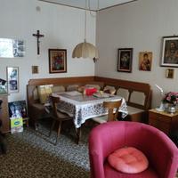 Tavolo con panca ad angolo e sedie in legno