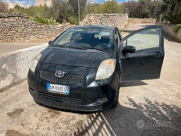 Toyota yaris 1.0  leggi bene