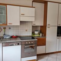 Cucina completa con frigo, lavastoviglie e panca