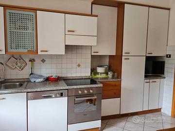 Cucina completa con frigo, lavastoviglie e panca