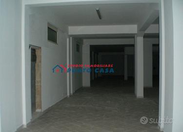 VIA VIRGILIO - Locale commerciale con giardino