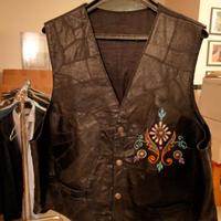Gilet in pelle patchwork con ricamo