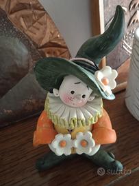 Statuina in ceramica di un folletto