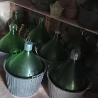 Attrezzatura per fare il vino.