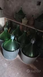 Attrezzatura per fare il vino.