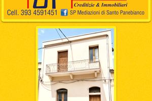 Palazzetto con spazio esterno