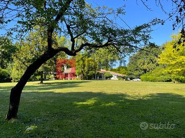 VILLA SINGOLA CON 11.000 MQ DI GIARDINO RIF. "DMC