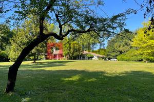 VILLA SINGOLA CON 11.000 MQ DI GIARDINO RIF. "DMC