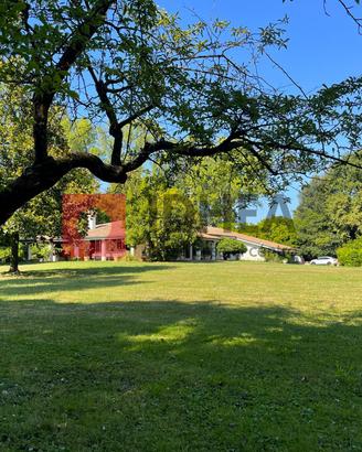 VILLA SINGOLA CON 11.000 MQ DI GIARDINO RIF. "DMC