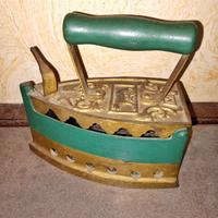 Antico ferro da stiro a carbone in ghisa.