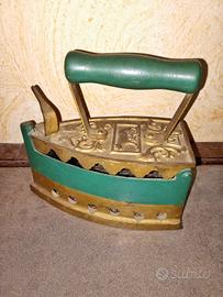 Antico ferro da stiro a carbone in ghisa.