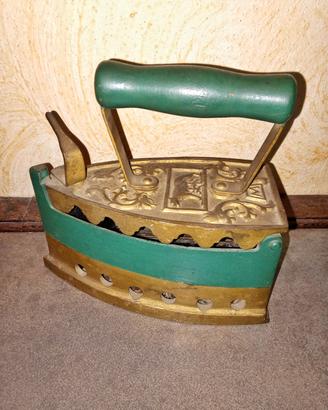 Antico ferro da stiro a carbone in ghisa.