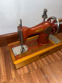 Macchina da cucire giocattolo USSR