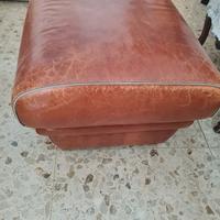 Ampio poggiapiedi  in pelle 