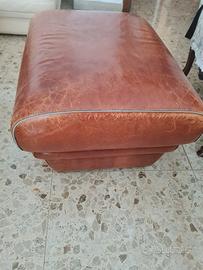 Ampio poggiapiedi  in pelle 