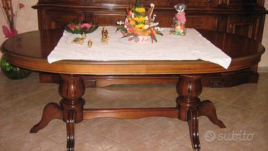 tavolo in legno e ovale