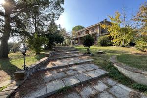 Villa con ampio giardino, zona Acquasanta