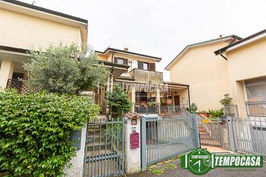 VILLETTA A SCHIERA CON BOX E SPAZIO ESTERNO