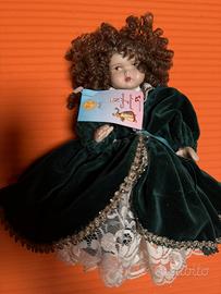 Bambola da collezione in porcellana e velluto