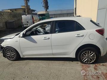SI VENDE PER RICAMBI KIA RIO IV G4LF