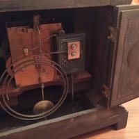 Orologio da tavolo intagliato a mano.