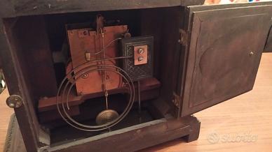 Orologio da tavolo intagliato a mano.