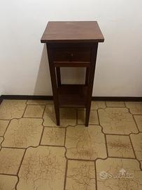 Comodino in legno