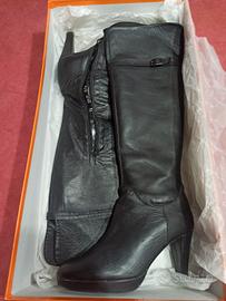 stivali neri in pelle 