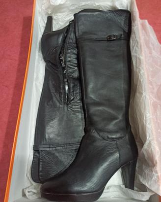 stivali neri in pelle 