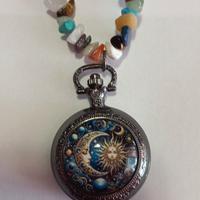Collana artigianale unisex in pietre con orologio 