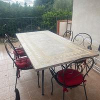 Tavolo e sedie da giardino