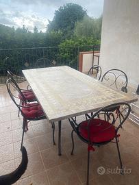 Tavolo e sedie da giardino