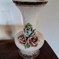  vaso di ceramica con fiori colorati
