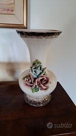  vaso di ceramica con fiori colorati