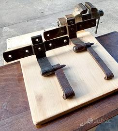 Antiche staffe-cerniere in ferro battuto