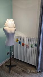 Manichino con lampada a forma di busto di donna