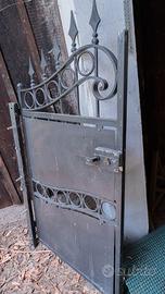 Cancello pedonale in ferro battuto con pannello di