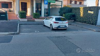 In strada di alto passaggio e zona molto popolosa