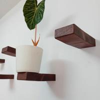 Mensole a scomparsa flottanti in legno massello.