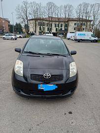 auto toyota yaris 