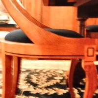 Tavolo in stile con sedie