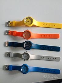 5 orologi di vario colore 