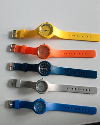 5 orologi di vario colore 