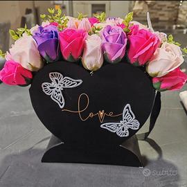 Composizione cuore fiori finti