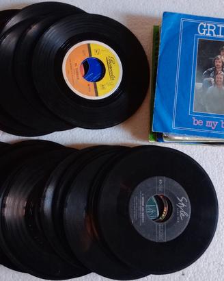 46 Dischi in Vinile da 45 Giri 