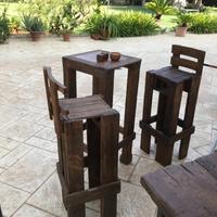 Tavolino e sgabelli in legno per giardino